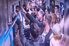 Недоброе утро: в Москве агрессивная пассажирка избила мужчину в метро — у него перелом
