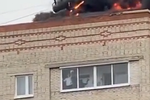 Женщина спокойно мыла окна во время пожара в её доме