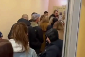 Жители дома в Москве стоят в огромных очередях, чтобы воспользоваться лифтом