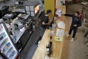 «Эээ, с говядиной сделай!»:  агрессивный мужик кинул поднос в кассира