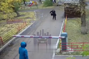 В Красноярске мужчина напал на 87-летнюю пенсионерку за замечание не жечь помойку