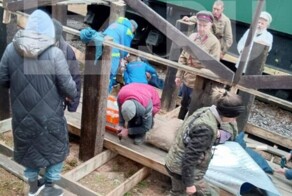 Во время съемок фильма "Василий Тёркин" под массовкой обвалилась декоративная платформа