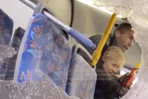 В Архангельске неадекват разгромил автобус молотком и взял в заложники пассажирку