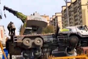 Рабочие пострадали из-за опрокинувшегося автокрана