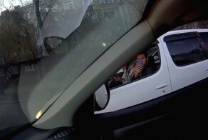 Нетрадиционный водитель со своим парнем куда-то торопился и чуть не устроил ДТП