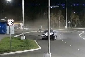 Хорошая машина, если после такого ДТП смог сбежать с места аварии