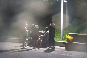 Во Владивостоке пьяные подростки «издевались» над лавкой