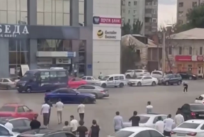 "Такие обычаи": участник свадьбы, устроивший дрифт со стрельбой в Астрахани, получил реальный срок