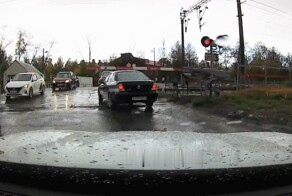 Красный сигнал светофора и даже шлагбаум никого не останавливают на ЖД переезде