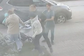 "Я ему горло перережу!": в Новосибирске осудили неадеквата, ударившего молодую мать с ребёнком на руках