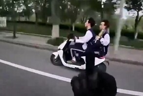 Мотоциклист пожалел, что показал средний палец