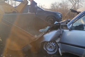 Легковой автомобиль влетел в погрузчик на встречной полосе