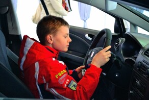 Выдавать водительские права предложили с 16 лет