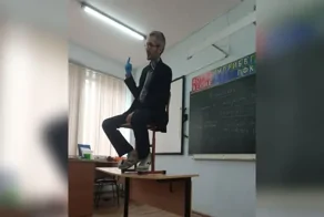 В Красноярской школе учитель физики почти год прыгал четвереньках и гавкал, а потом уволился