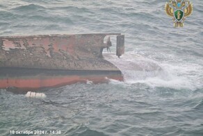 У берегов Сахалина перевернулось судно с песком и щебнем, есть погибшие