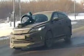Должник прокатил пристава на капоте и сбил сотрудника ГАИ