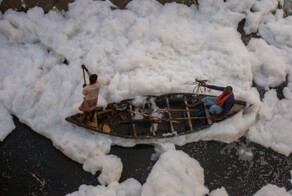 В Индии священная река покрылась ядовитой пеной