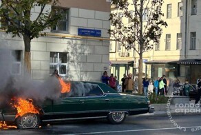 В центре Москвы на глазах у владельца сгорел ретро-автомобиль