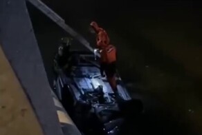 В Москве девушки на автомобиле каршеринга улетели в реку после того, как учились дрифтовать