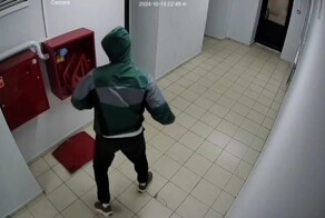 Мужчина устроил погром в подъезде многоэтажки в Свердловской области