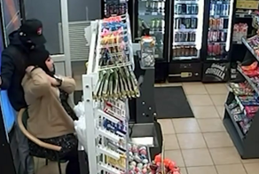 "Девушка, извините, я буду угрожать": ограбление кассы продуктового по-питерски