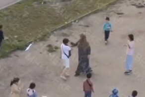 В Екатеринбурге женщина в хиджабе напала на девочку на детской площадке