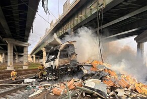 Грузовик загорелся и рухнул с моста на ЖД пути