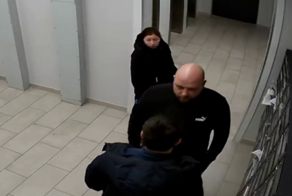 «Вы нацист»: в Подмосковье приезжий вломился в подъезд многоэтажки и нахамил женщине, сделавшей ему замечание