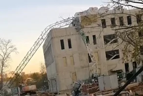В Москве рухнул башенный кран с рабочим в кабине