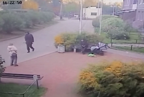 В Мурино неизвестный выбросил пакет мусора из окна прямо на коляску с ребёнком