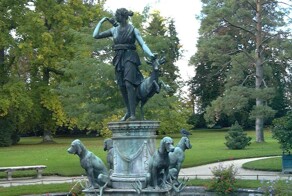 Фонтан Дианы в Фонтенбло и необычное окружение богини