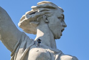 Блогера, хотевшего прикрыть «срам» скульптуре «Родина-мать зовёт», отправили на принудительные работы