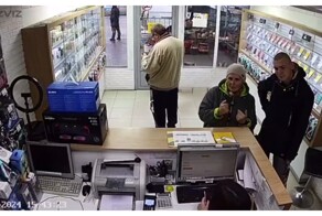 Женщина напала на сотрудницу салона сотовой связи