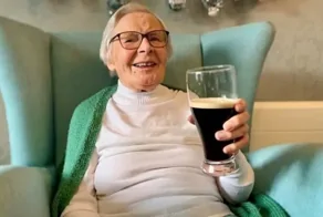 "Пейте пиво и не выходите замуж": 105-летняя британка раскрыла секрет своего долголетия
