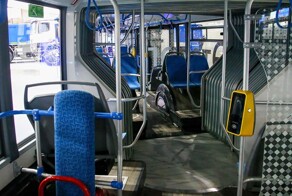 Мужчина поднял руку на контролера в автобусе