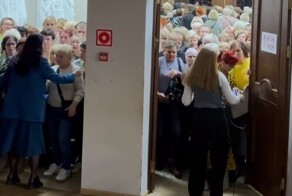 Бабки текут рекой: Анастасия Волочкова показала, как зрители ломятся на её шоу "Одержимость"