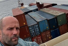 Баржа для цитат: пользователи  вновь покуражились над селфи Джейсона Стетхема