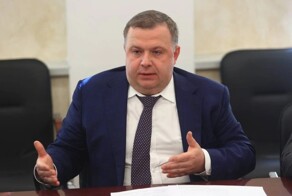 Во время задержания за взятку, чиновник из Питера выбросил деньги в окно и попытался сбежать от силовиков