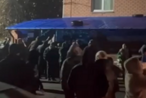 После убийства женщины в Челябинской области местные жители начали громить дома цыган и жечь их машины