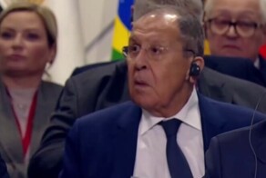 Что-то на дипломатическом: в сети гадают, что же сказал Лавров, когда ему наступили на ногу