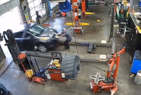 Наезд на механика американского автосервиса