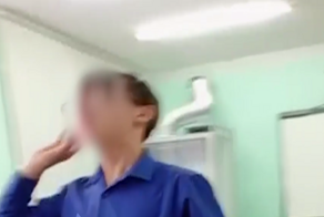 В Башкирии зумер оскорбил учительницу и показал ей средний палец