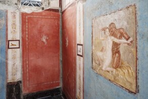 При раскопах в Помпеях нашли небольшой домик, украшенный эротическими фресками