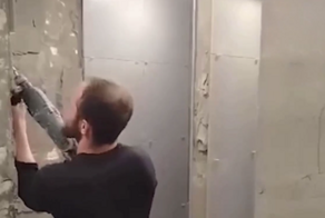 Кафельщик из Дагестана разбил всю плитку, которую сам положил, потому что ему не заплатили за работу