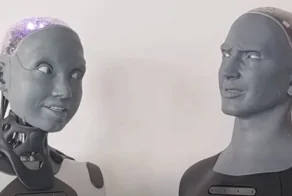 Не зашел его юмор: женщина-робот, для которой создали мужчину-робота, с ним поссорилась