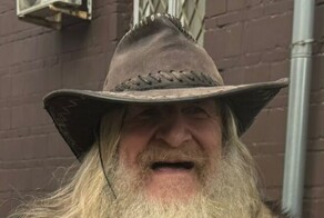 Владелец козочек из Бутова рассказал о своей нелёгкой жизни и пригласил в гости семью Джигана