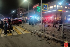 Автомобили вылетели на тротуар, сбивая пешеходов