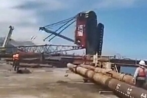 Падение крана в чилийском порту попало на видео