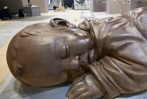 В Москве появилась копия скульптуры огромного спящего младенца