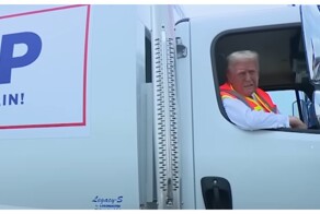 Дональд Трамп пообщался с журналистами из кабины мусоровоза